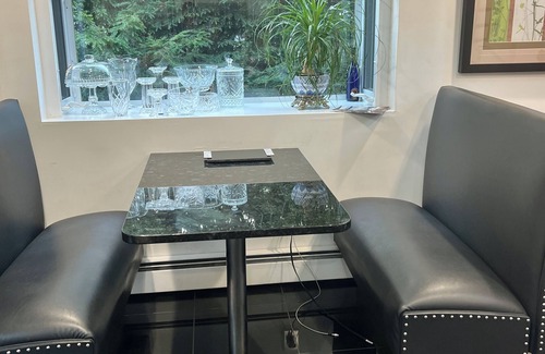 Bristol House | Spacious 4-bedroom Modern Architecture Cozy Getaway with Fitness Room, WiFi