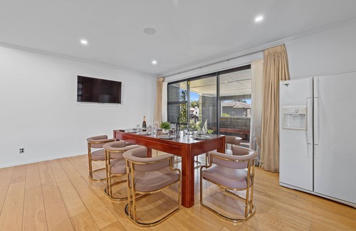 Riccarton House | Spacious 4 Bedroom House with cafe next door