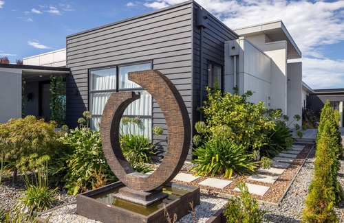 Riccarton House | Spacious 4 Bedroom House with cafe next door