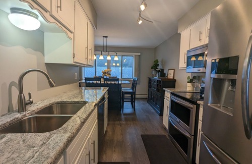 Alexandria House | Spacious 4 bedroom on Lake Le Home Dieu