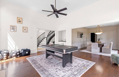 Barker House | Spacious 4-bedroom oasis with fitness space and pedestal tub in Houston