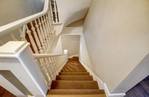 East Price Hill Apartment | Spacious 4 bedroom Overlooking River
