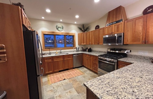 Sunday River Area Condo | Spacious 4-bedroom Ski- in/Ski-out condo in enchanting Sunday River w/Hot Tub