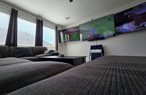 Argyle House | Spacious 4-bedroom Smart Home in Argyle with AC/Heat, small gym, and TVs galore