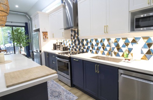 Tiny House | Spacious 4 Bedroom- Steps to Beach