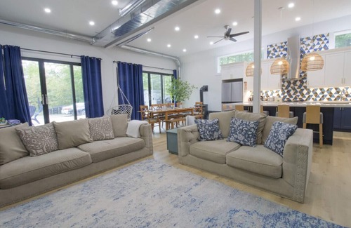 Tiny House | Spacious 4 Bedroom- Steps to Beach