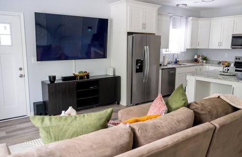Charlotte House | Spacious 4-bedroom townhome with WiFi, AC close to Uptown Charlotte!