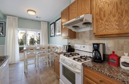 Queens House | Spacious 4-bedroom townhome in delightful Arverne By the Sea, Free Parking WiFi