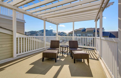 Queens House | Spacious 4-bedroom townhome in delightful Arverne By the Sea, Free Parking WiFi