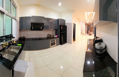 Pasir Gudang House | Spacious 4-bedroom townhome with AC, WiFi in serene Masai - Netflix and Disney