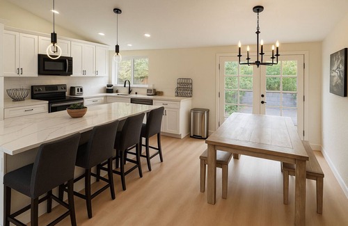 SeaTac House | Spacious 4-bedroom Upper unit Flat, SeaTac no fly zone, with WiFi, AC