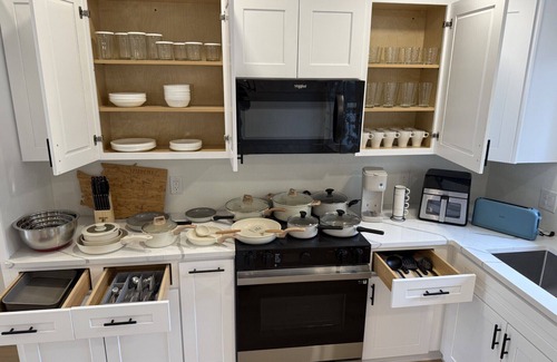 SeaTac House | Spacious 4-bedroom Upper unit Flat, SeaTac no fly zone, with WiFi, AC