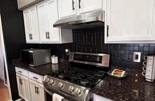 Westgate Heights House | Spacious 4 Bedroom Oasis with Pool Table, Backyard Paradise,🥶AC, and Fast WiFi!
