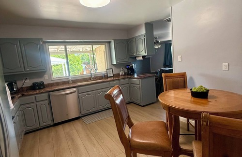 Northeast Heights House | Spacious 4-bedroom house with a Pool, AC, WiFi located in beautiful Albuquerque
