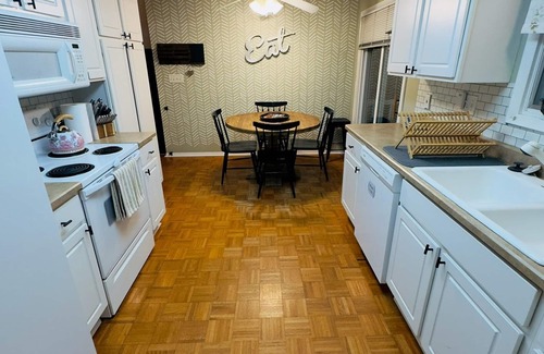 Cedar Rapids House | Spacious 4-bedroom House with AC and WiFi in Charming Cedar Rapids