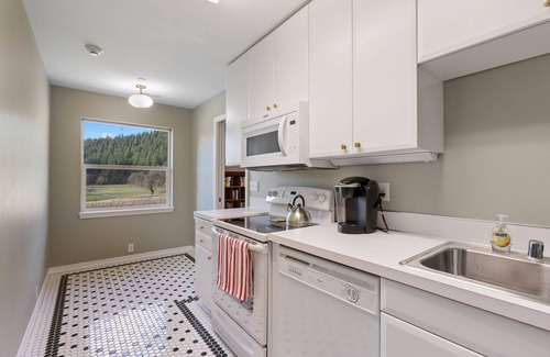 Yacolt House | Spacious 4-Bedroom Farmstay at Pomeroy Cellars