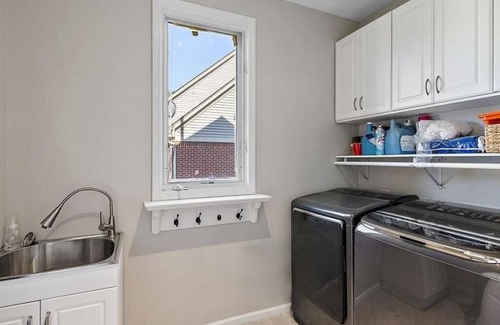 Commerce Township House | Spacious 4-bedroom house with WiFi, AC in charming Commerce Twp