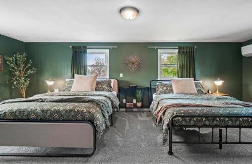 Cuyahoga Falls House | Spacious 4 Bedroom Sleeps 10 with Sauna and Hot Tub