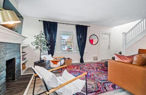 Cuyahoga Falls House | Spacious 4 Bedroom Sleeps 10 with Sauna and Hot Tub