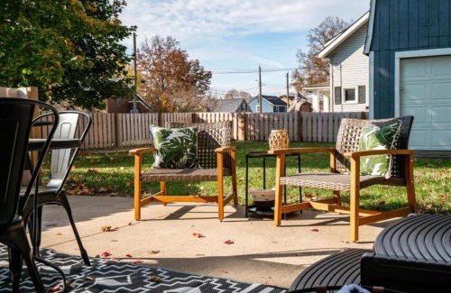 Cuyahoga Falls House | Spacious 4 Bedroom Sleeps 10 with Sauna and Hot Tub