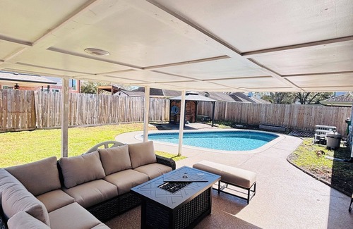 Heritage Park House | Spacious 4-bedroom with pool in charming Friendswood