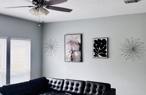 Heritage Park House | Spacious 4-bedroom with pool in charming Friendswood