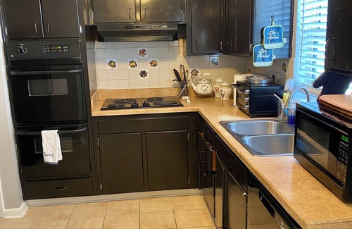 Westside House | Spacious 4-bedroom house in welcoming Jacksonville with AC, WiFi