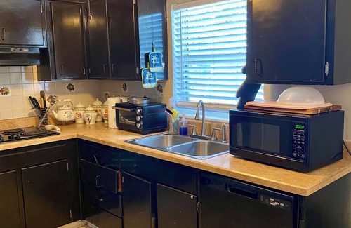 Westside House | Spacious 4-bedroom house in welcoming Jacksonville with AC, WiFi