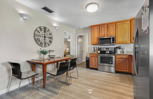 Jacksonville House | Spacious 4-bedroom house WiFi, near NAS Jax, Orange Park,pet friendly, sleeps 10