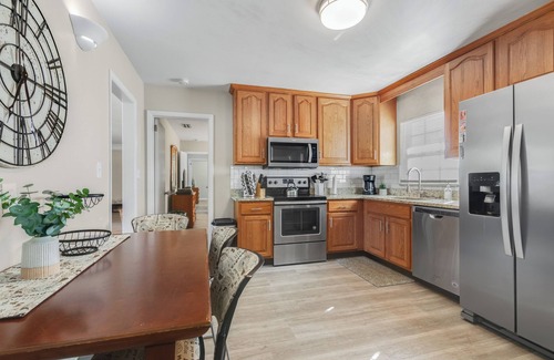 Jacksonville House | Spacious 4-bedroom house WiFi, near NAS Jax, Orange Park,pet friendly, sleeps 10