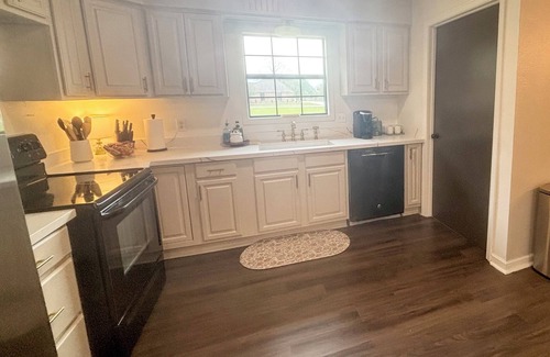 Prien House | Spacious 4-bedroom house in charming Lake Charles with WiFi, AC
