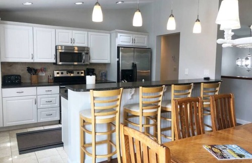 Saunderstown House | Spacious 4-bedroom in Pettaquamscutt Lake Shores/Walk to Narrow River