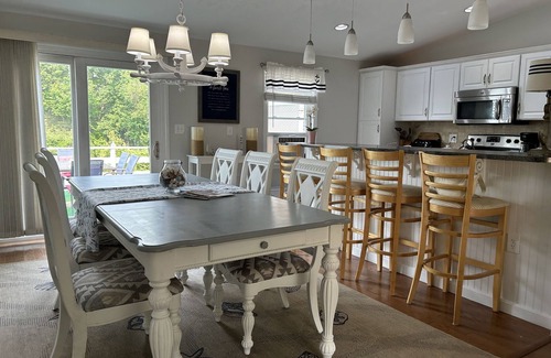 Saunderstown House | Spacious 4-bedroom in Pettaquamscutt Lake Shores/Walk to Narrow River
