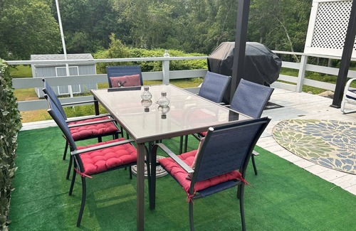 Saunderstown House | Spacious 4-bedroom in Pettaquamscutt Lake Shores/Walk to Narrow River