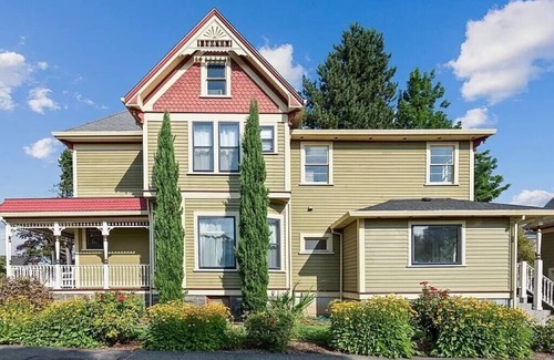 McLoughlin House | Spacious 4-bedroom Victorian home, sleeps up to 14, for Family or Bridal Getaway