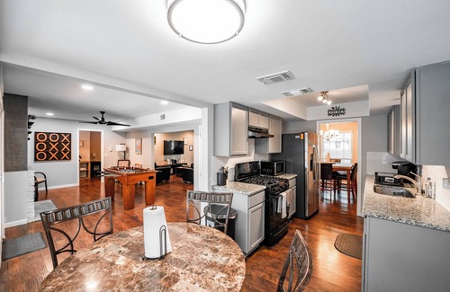 Heritage House | Spacious 4 bedroom with pool- minutes to Seaworld!