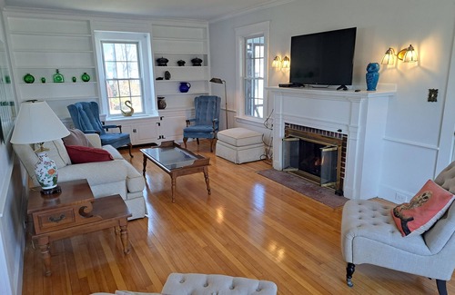 Southbridge House | Spacious 4 Bedroom Colonial close to Old Sturbridge Village and Brimfield Fair.
