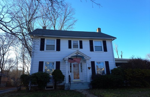Southbridge House | Spacious 4 Bedroom Colonial close to Old Sturbridge Village and Brimfield Fair.