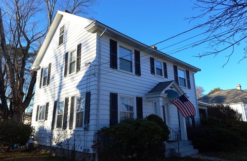 Southbridge House | Spacious 4 Bedroom Colonial close to Old Sturbridge Village and Brimfield Fair.