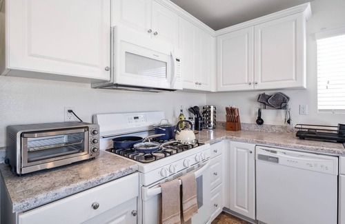 Victorville House | Spacious 4-bedroom house with backyard for families and pets