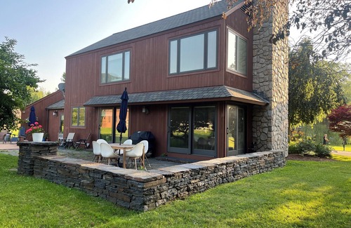 Williamstown House | Spacious 4-Bedroom Retreat with Mountain Views – Family & Pet Friendly
