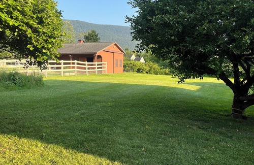 Williamstown House | Spacious 4-Bedroom Retreat with Mountain Views – Family & Pet Friendly