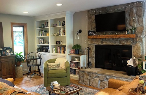 Williamstown House | Spacious 4-Bedroom Retreat with Mountain Views – Family & Pet Friendly