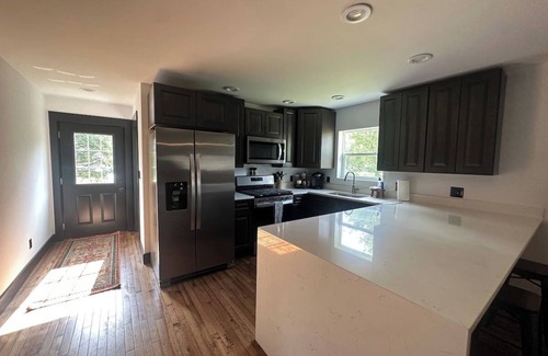 Ottawa House | Spacious 4-bedroom walking distance to downtown Ottawa with WiFi, AC, King Beds
