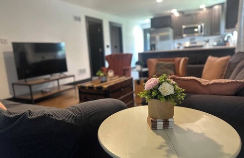 Ottawa House | Spacious 4-bedroom walking distance to downtown Ottawa with WiFi, AC, King Beds
