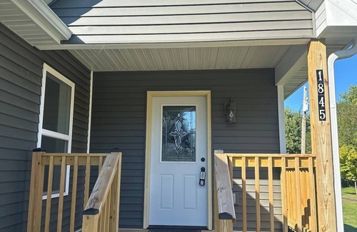 Ottawa House | Spacious 4-bedroom walking distance to downtown Ottawa with WiFi, AC, King Beds