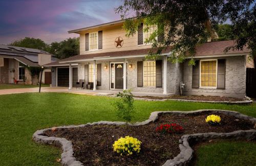 Heritage House | Spacious 4 bedroom with pool-Minutes to Seaworld and lackland AFB