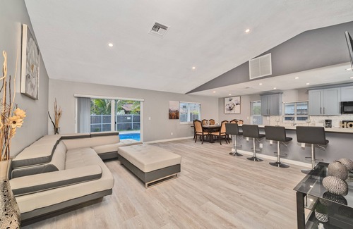 Miramar House | Spacious 4 bedrooms, 2 bathroom house with pool