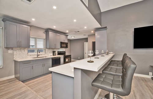 Miramar House | Spacious 4 bedrooms, 2 bathroom house with pool
