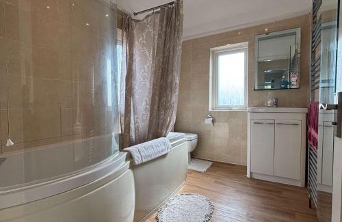 Solihull House | Spacious 4-Bedrooms Solihull Home ideal for Contractors